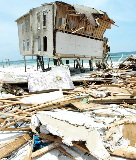 Maison détruite sur une plage